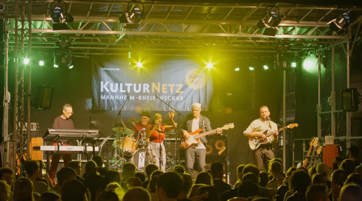 KHUMO live photo
